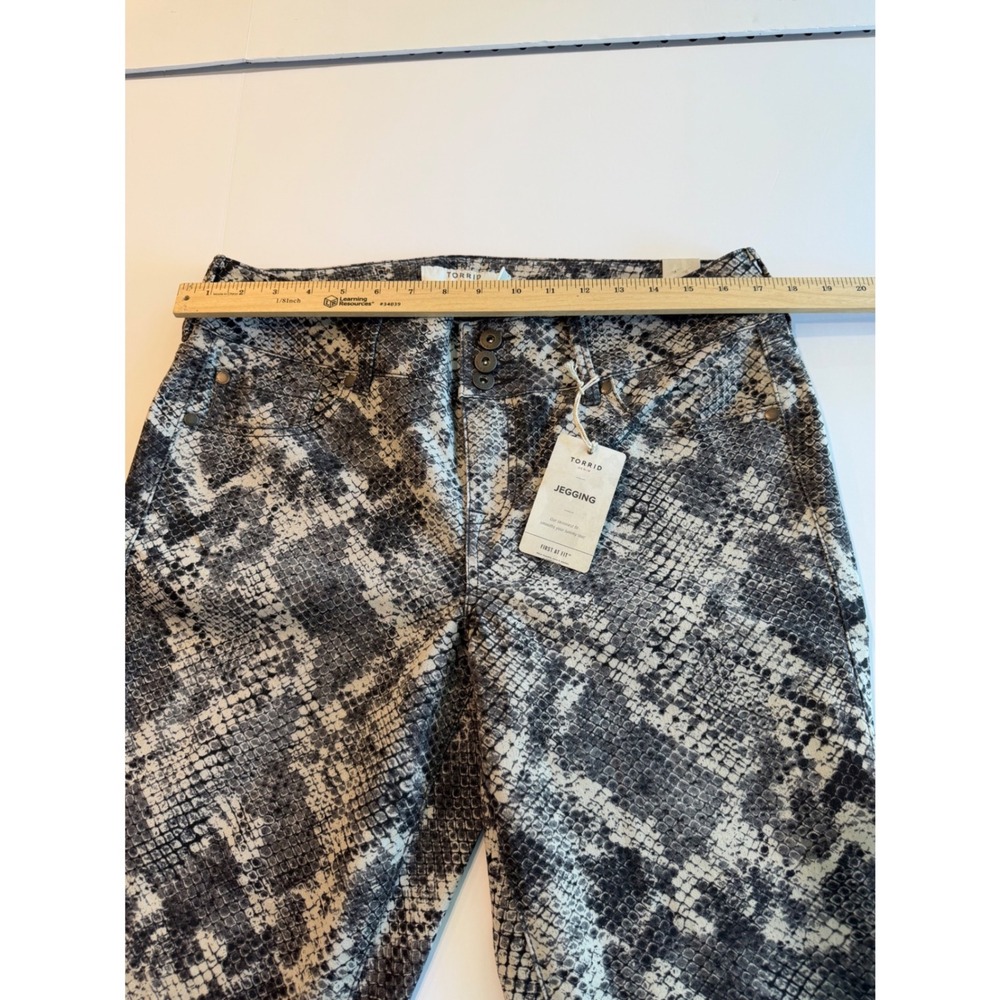 Torrid Denim First At Fit Jegging Snakeskin Print Black Skinny Pants 16R NEW - Picture 4 of 7